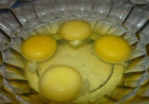 romper huevos de gallina