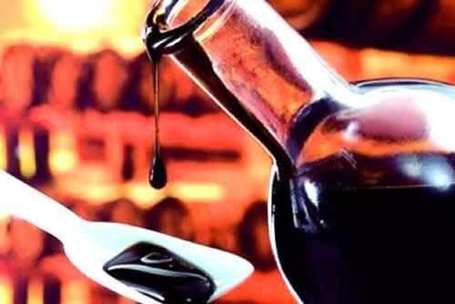 Le vinaigre de raisin est utilisé à la fois en cuisine et en médecine.