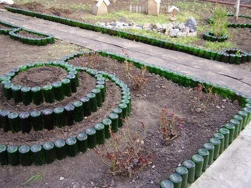 cama de flores de botellas de vidrio