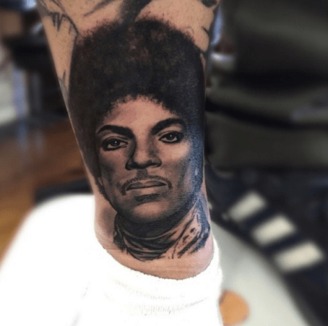 Wirklich coole Platzierung für ein Portrait-Tattoo. Fertig bei Shinko Tattoo