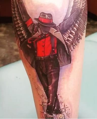 Foto: Instagram. Das neue Tribute-Tattoo ist auf Prince Jacksons rechte Wade eingefärbt und zeigt einen geflügelten Michael Jackson, der ein rotes Hemd, eine schwarze Hose, seinen Paillettenhandschuh und eine schwarz-rote Jacke und einen Hut trägt.