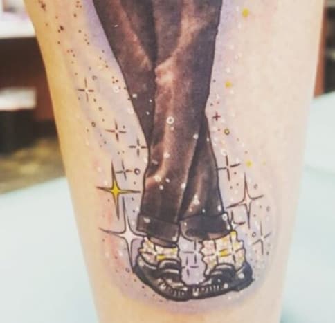 Foto: Instagram Kolem nohou zesnulého zpěváka jsou také namalované hvězdy, které jsou ozdobeny jeho charakteristickými bílými ponožkami a černými botami.