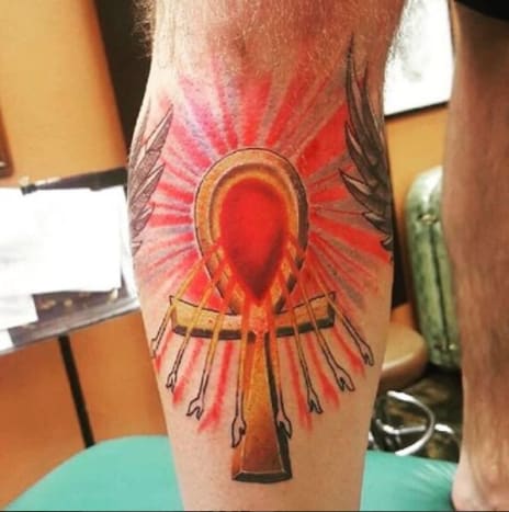 Foto: Instagram. Současně debutoval toto nové tetování na počest svého milovaného otce, Prince také odhalil další nové tetování, obraz „ankh“ kříže napuštěného na holeni stejné nohy, který nese tetování Michaela Jacksona. Ankh, který byl ve starověkém Egyptě používán jako symbol věčného života, je na Princově holeni natřený zlatavě žlutou barvou a ze středu smyčkované horní části kříže vyzařují jasně červené a žluté paprsky.