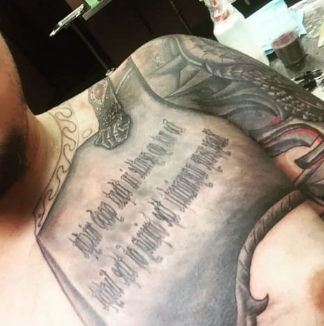 Falsch geschriebene Tätowierungen von Prominenten kommen häufiger vor, als Sie denken – fragen Sie einfach David Beckham – aber sie kommen normalerweise in Form eines fremdsprachigen Tattoos, das falsch übersetzt wird. In Prince Jacksons Fall wurde das Tattoo sowohl in Lewis als auch in Jacksons Muttersprache gemacht, was Sie fragen lässt, ob sich einer von ihnen überhaupt die Tattoo-Schablone angesehen hat, bevor er sie dauerhaft gemacht hat. Leider befindet sich das Tattoo an einer sehr gut sichtbaren Stelle auf Jacksons Brust.