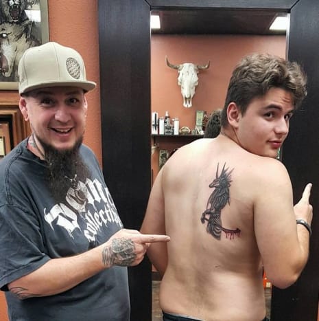 Princ předvádí tetování, které provedl hollywoodský tatér Justin Lewis.
