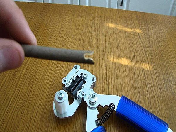 Un corte de vástago hecho con una podadora de injerto