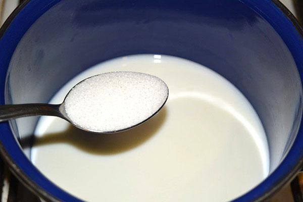 faire bouillir du lait avec du sucre