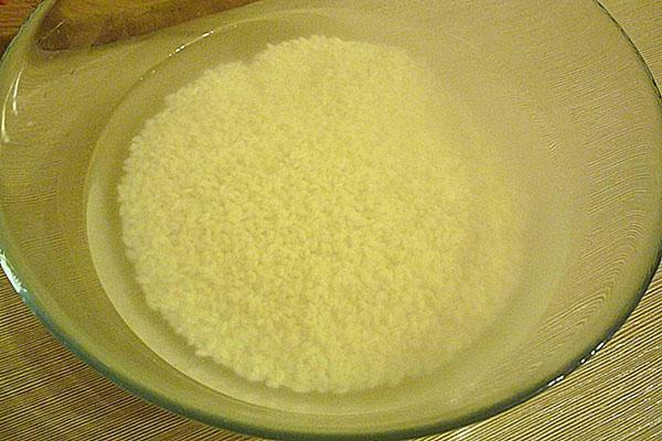 rincer le riz et verser de l'eau bouillante dessus