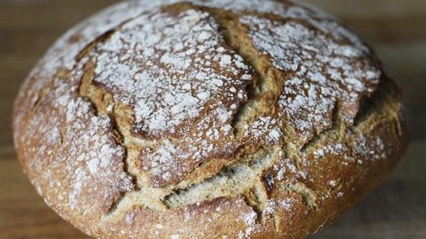 pan de centeno y trigo en el horno