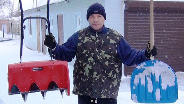 pelles à neige en plastique