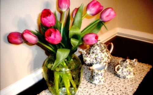 tulipanes en un jarrón