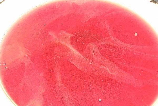 agregue azúcar al agua aromática y hierva