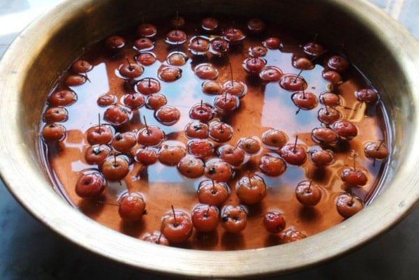 lavar las manzanas y quitarles las colas