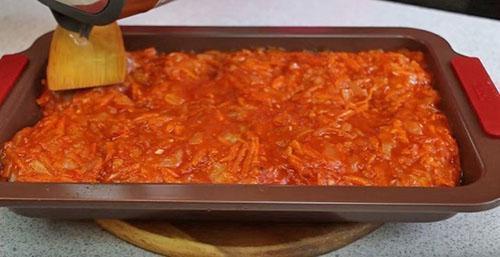 vierta los rollos de repollo rellenos con salsa y hornee