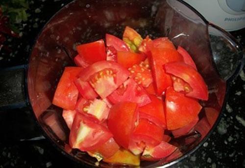 picar los tomates para la salsa