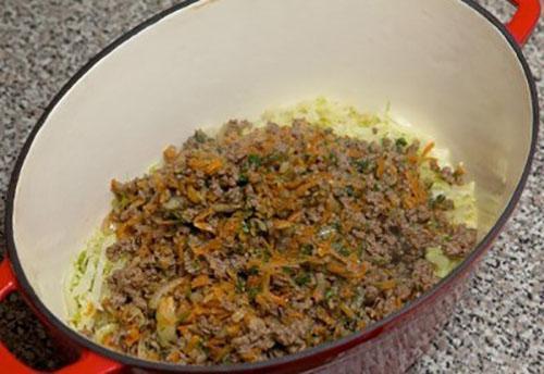 poner los ingredientes en la sartén en capas