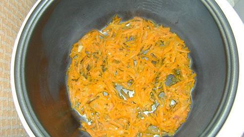 hacher les carottes et mettre dans une mijoteuse