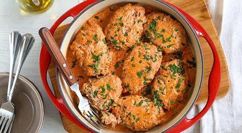 rouleaux de chou paresseux dans une casserole