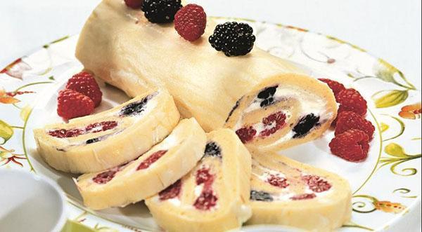 delicioso rollo de bayas y crema de mantequilla