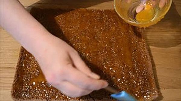 engrasar la galleta con mermelada