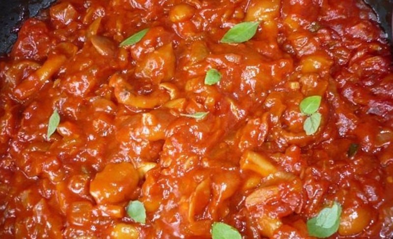 guiso de champiñones en salsa de tomate