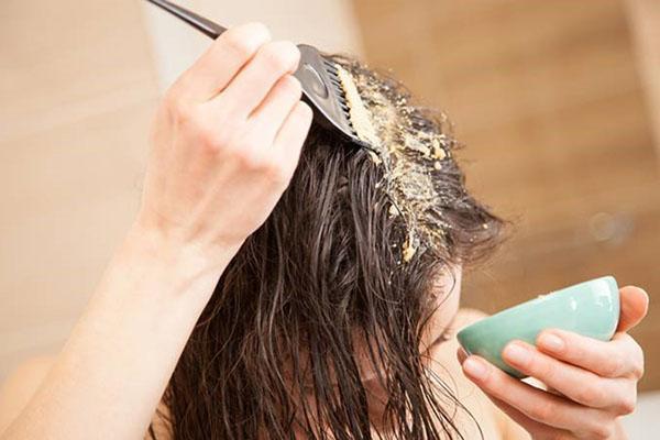 appliquer le masque sur les cheveux et le cuir chevelu