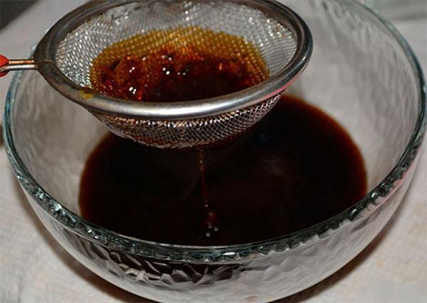 filtrer la décoction d'écorce de chêne