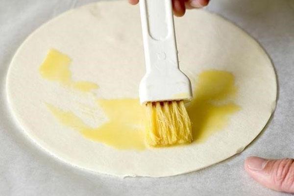 graisser la pâte étalée avec du beurre