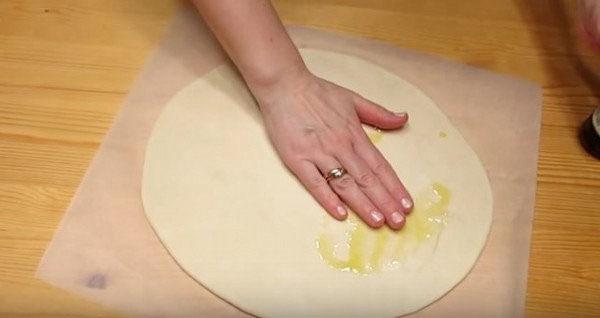 étaler la pâte et badigeonner de beurre