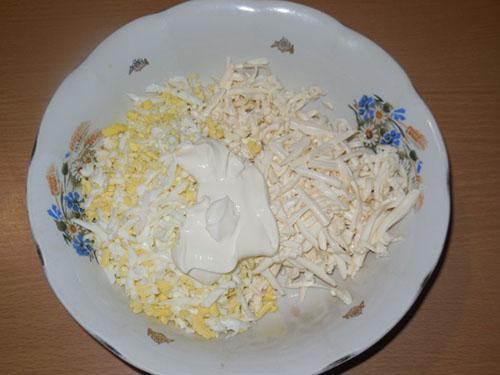 mezclar huevos y queso con mayonesa