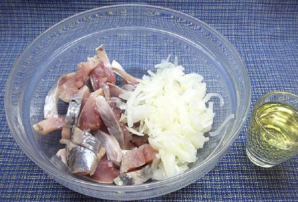 mezclar el arenque con la cebolla y sazonar