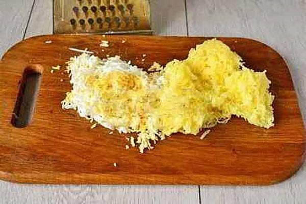 rallar patatas y huevo