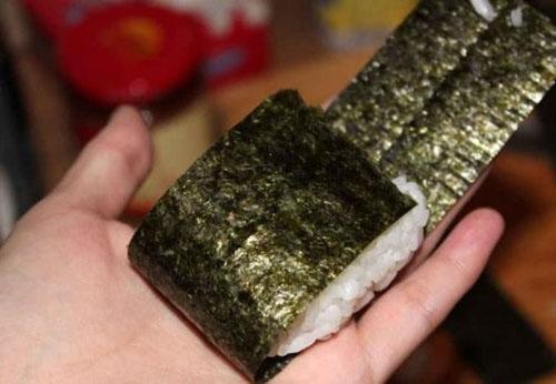 envelopper le riz dans du nori