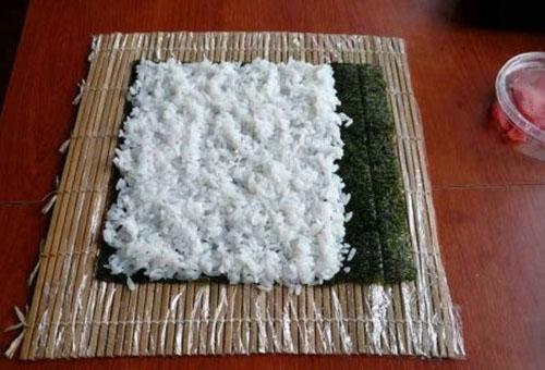 poner arroz en una hoja de nori