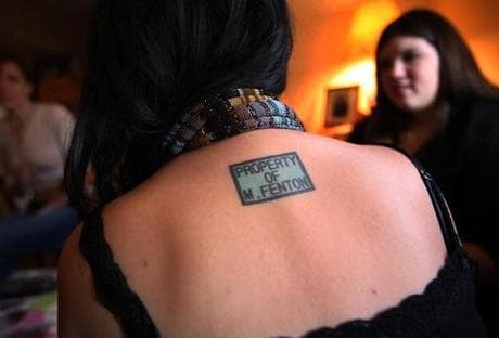 Prostituierte sind gezwungen, sich den Namen oder das Gangsymbol ihres Chefs auf die Haut färben zu lassen.
