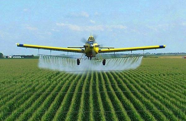 traitement des champs avec des insecticides par avion