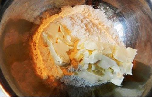 hacher le beurre avec de la farine