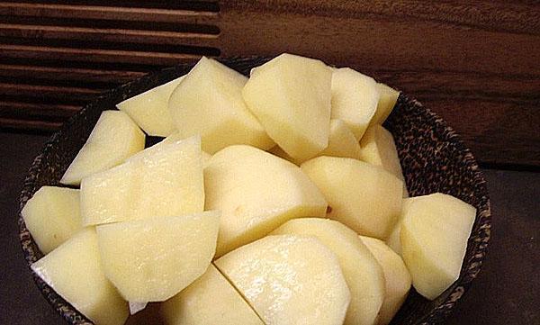 éplucher et couper les pommes de terre