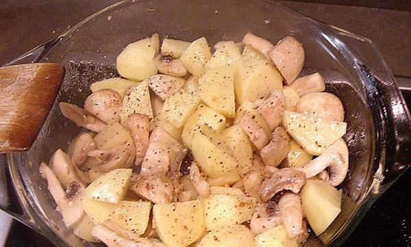 mezclar champiñones, patatas, sal y especias
