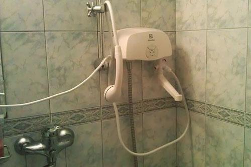 douche dans la salle de bain