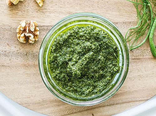 Hacer pesto de eneldo fresco