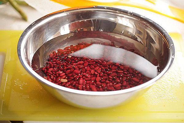remojar y hervir los frijoles