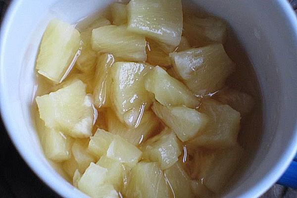 escurrir el jugo de piña