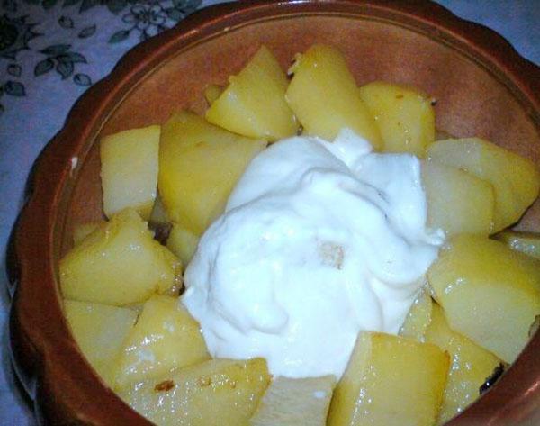 agregue papas y crema agria