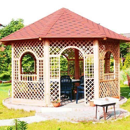 Gazebo confortable au centre du jardin avec une clôture