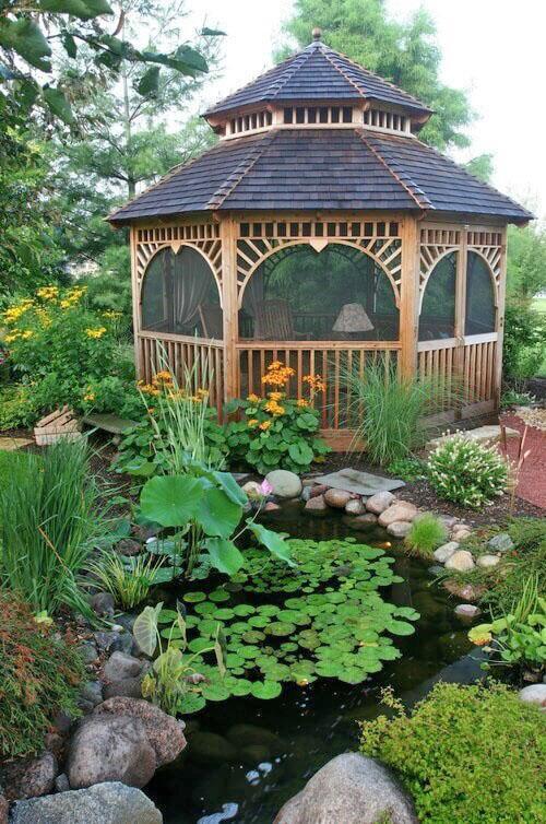 Gazebo de jardin avec rideaux