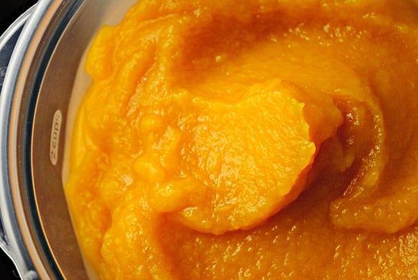 frotar la calabaza a través de un colador