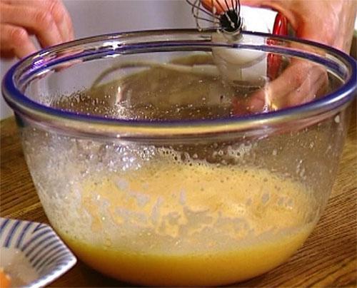 battre le sucre avec les oeufs