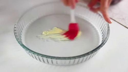 graisser une plaque à pâtisserie avec de l'huile