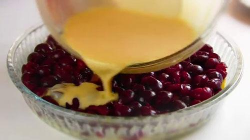 étaler les cerises et remplir avec le reste de pâte